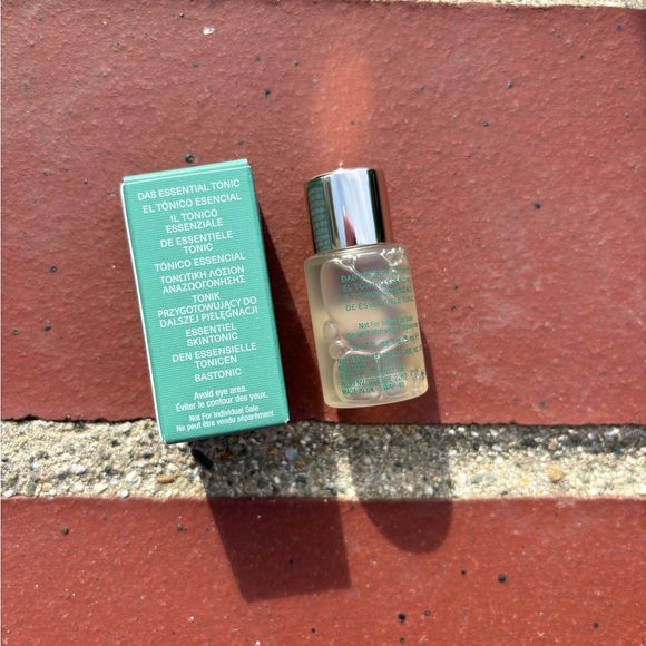 La Mer The Essential Tonic Deluxe Sample 17oz (5ml) - Picture 2 of 3